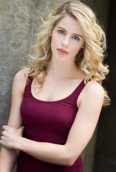 Emily Bett Rickards Biography, Age, Wiki, Height, Weight, Boyfriend ...