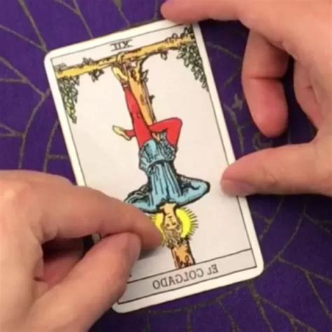 Qué significa la carta del Tarot El Colgado Invertido Anna Casas