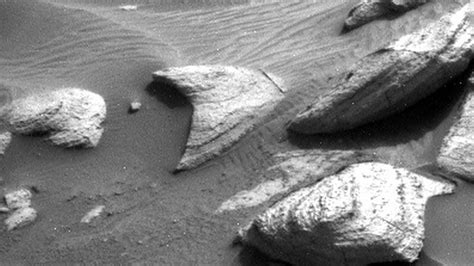 'Star Trek' on Mars? Curiosity rover spots Starfleet symbol on Red ...