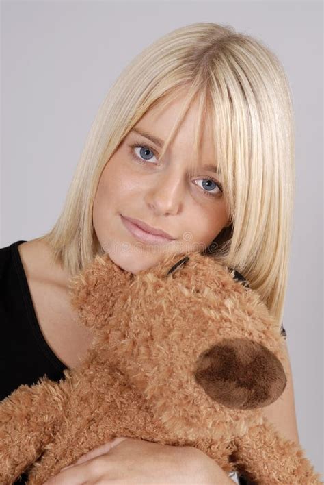 Mooie Jonge Blonde Vrouw Met Teddybeer Stock Foto Image Of Jong Kaukasisch