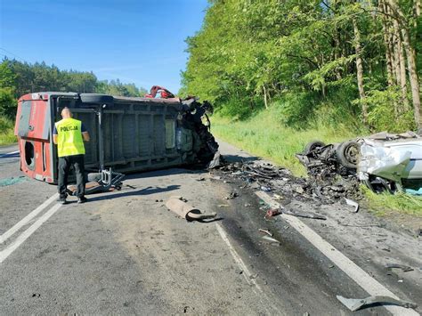 Poranna tragedia na drodze Zginęła kobieta mężczyzna trafił do szpitala