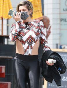 Attention Seeking Fl Via Alessandra Cannot Stop Showing Her Nude Body