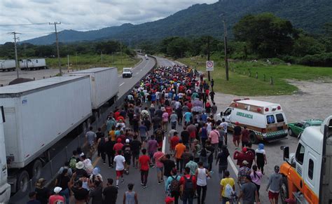 Miles de migrantes bloquearon carretera en México exigen permisos de