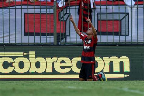 Joia rubro negra Matheus Gonçalves é tratado cuidado no Flamengo