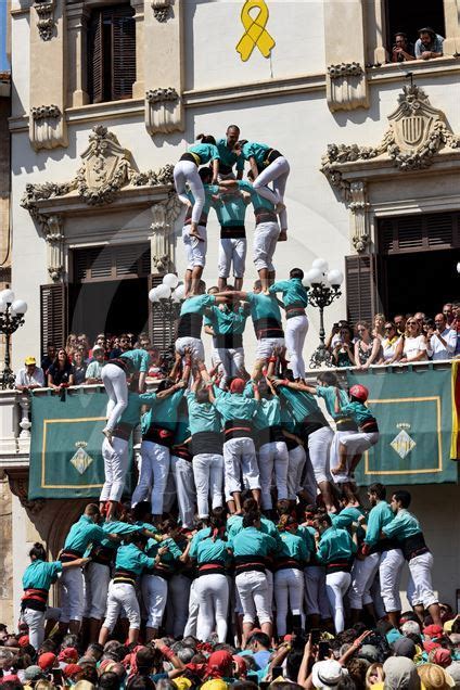 Los castells las emblemáticas torres humanas de Cataluña Agencia Anadolu