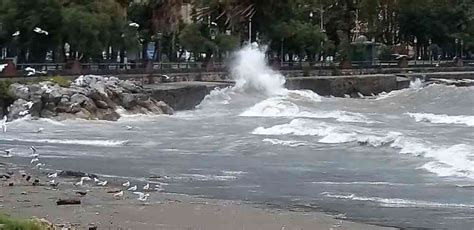 Vento Forte Pioggia E La Prima Mareggiata Autunnale Sul Lungomare Video