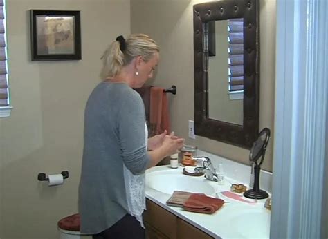 Woman-putting-on-lotion