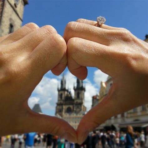 15 Ideas Para Tomarte Una Selfie Con Tu Anillo De Compromiso