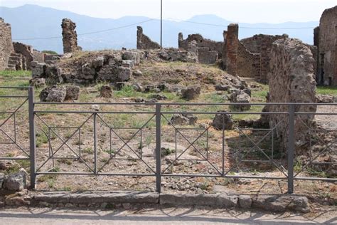 VII 6 4 Pompeii October 2023 Looking South To Site Of Shop Entrance