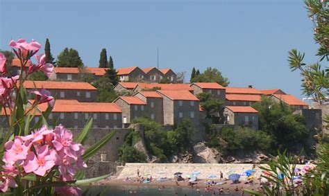 KATANAC NA SVETI STEFAN Može se posmatrati samo kroz kapiju Volim