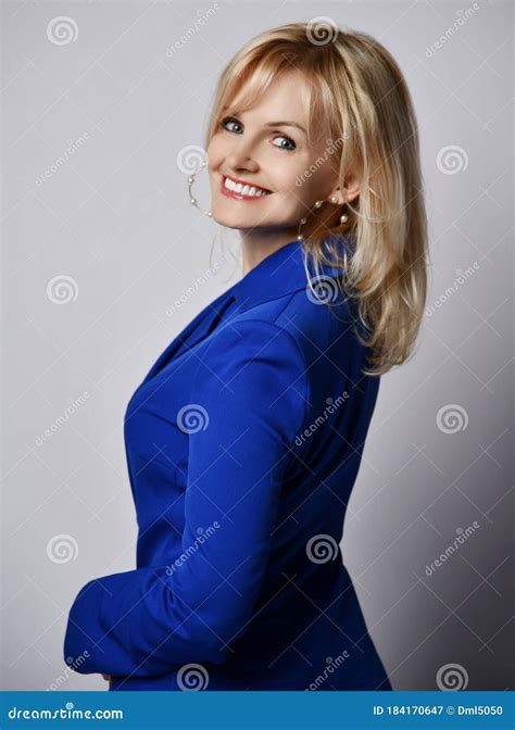 Glückliche Lächeln Blonde Frau in Der Eleganten Eleganten Tiefen Blauen Amtlichen Maßnahmen