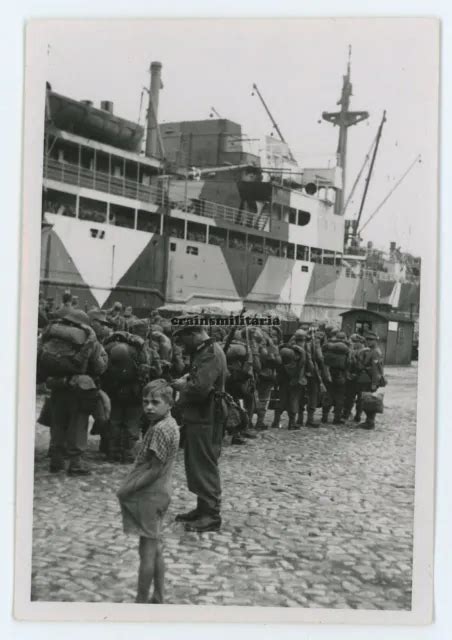 ORIG FOTO GEBIRGSJÄGER mit Transport Schiff m Tarn Camo im Hafen