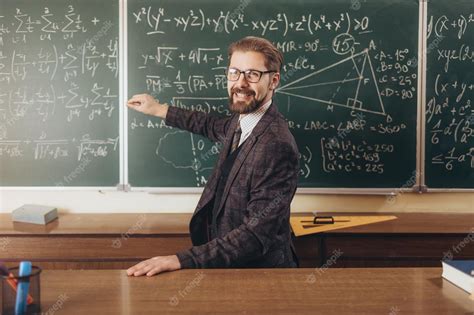 Premium Photo Cheerful Bearded Professor In Glasses Explaining The