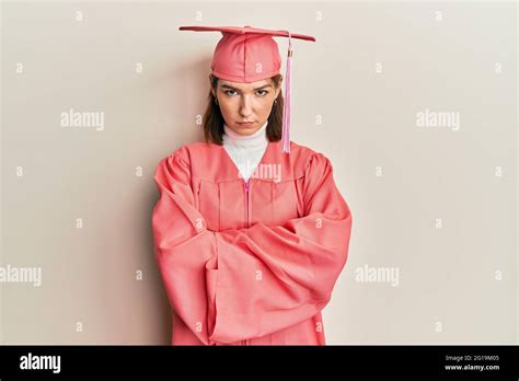 Mujer Joven Cauc Sica Con Gorra De Graduaci N Y T Nica De Ceremonia