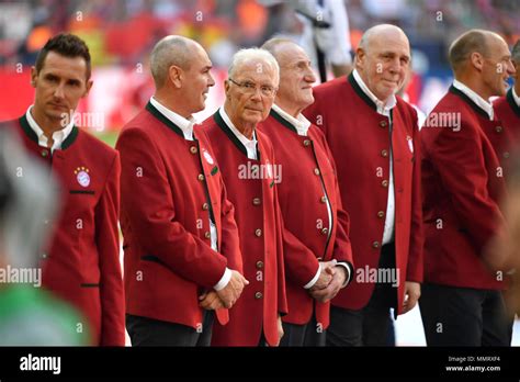 Legenden Spieler Bilden Ein Spalier Riemann Aumann Franz Beckenbauer