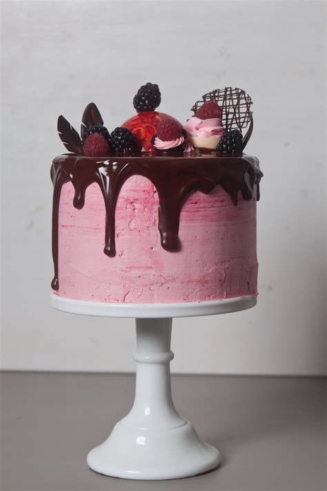 Drip Cake Himbeer Schokoladentorte Mit Herunterlaufender Schokolade