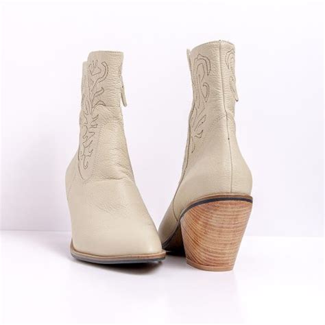 Dorian Nude Junior Rivadeneyra