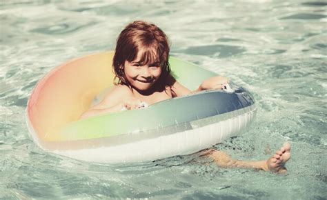 Mode De Vie Sain Pour Les Enfants Mignon Petit Garçon Drôle Dans Un