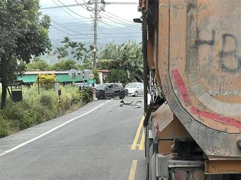 屏東沿山公路又傳車禍 砂石車對撞小客車撞倒大片林木 社會 自由時報電子報