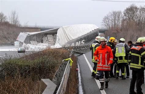 Sind Unsere Autobahnen Gef Hrlich Toter Bei Lkw Unfall Mit