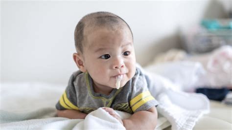 Moms Ini Penyebab Bayi Sering Muntah Setelah Minum Susu