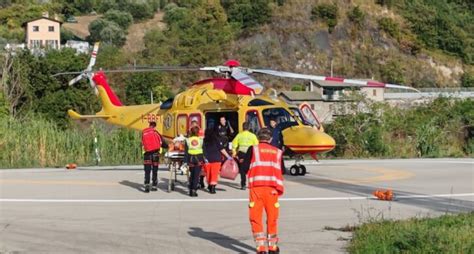 Si Taglia Due Dita Con La Motosega Uomo Trasportato In Ospedale Youtvrs