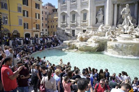 Roma Fa Il Pienone Di Turisti Nei Giorni Di Natale Radio Colonna