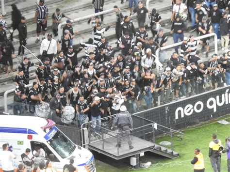 VÍDEO Torcida protesta e invade campo após goleada sofrida pelo