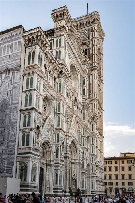 Vista De La Fachada De La Catedral Del Duomo De Florencia Y Del