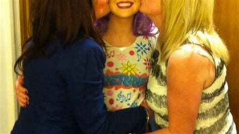 Perrie Edwards Gets Kisses From Zayn Malik S Mum As They Hang Out Backstage At Little Mix Gig