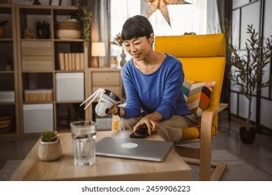 Mature japonaise avec fils plus de 2 859 photos de stock libres de droits proposées sous