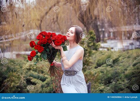 Mooie Jonge Vrouw Met Een Groot Boeket Van Bloemen Stock Foto Image Of Naughty Vreugde 144260866