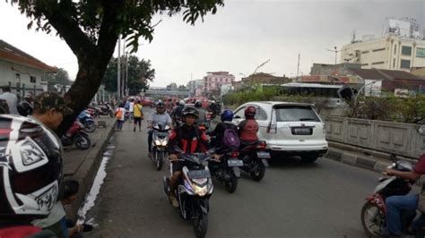 Motor Ditilang Di Jakarta Karena Lawan Arus Dan Naik Ke Trotoar