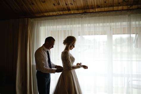 Superbe Mari E Blonde Dans Une Robe De Luxe Blanche Se Pr Pare Pour Le Mariage Photo Premium