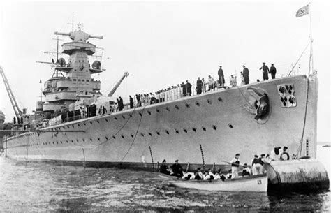 British navy sinks German ship Graf Spee in first naval battle of WWII ...