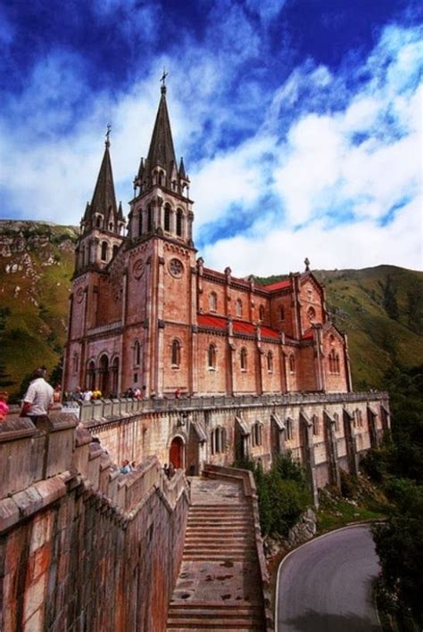 Basílica de Santa María la Real de Covadonga Asturias España