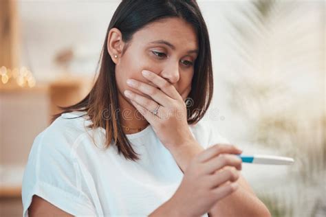 Weiverrassing En Vrouw Met Een Zwangere Test Geschokt Door Positieve