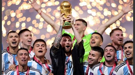 El Momento Más Esperado Messi Besó Y Levantó La Copa Del Mundo Para Argentina Rosario3