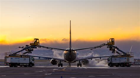 How Does Aircraft De-Icing Work?