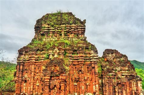 Ruinas de un templo hindú en el Santuario de My Son patrimonio mundial