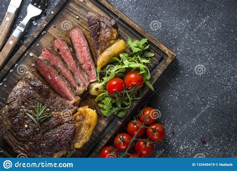 Ribeye Grelhado Do Bife Na Placa De Corte De Madeira Imagem De Stock