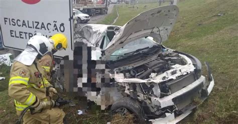 Carro Bate Em Carreta Durante Fuga E Uma Pessoa Morre Na BR 470 No