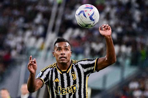 Juventus tegola Alex Sandro infortunio più grave del previsto I