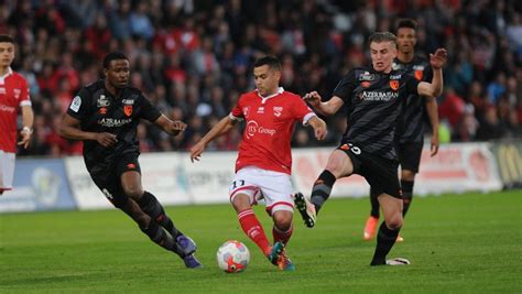 Football Ligue 2 Nîmes Simpose Face à Lens Et Valide Quasiment Son