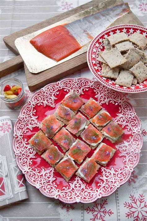 Crackers Ai Semi Di Lino Con Formaggio Cremoso E Trota Salmonata