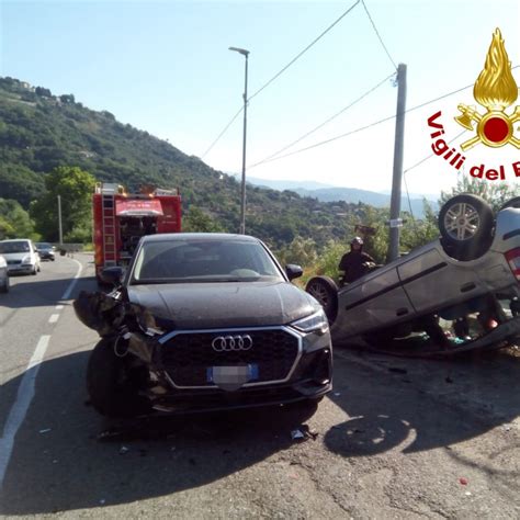 Incidente A Catanzaro Auto Si Ribalta A Jan Dopo Lo Scontro Con Un