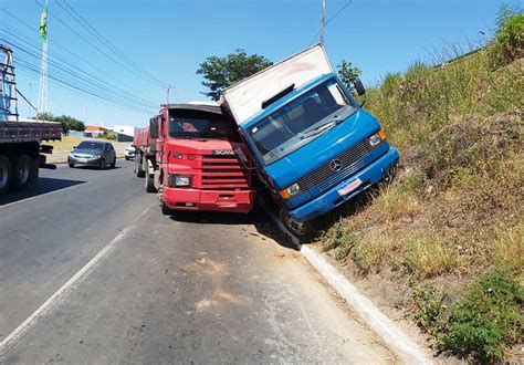 Prf Pi Registra Colis O Entre Dois Caminh Es E Um Carro Na Br Em