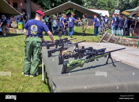 Ilustración de armas y uniforme fotografías e imágenes de alta