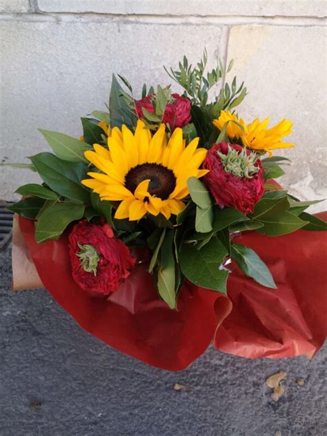 Bloomsup Di Girasoli E Rose Rosse Blooms Shop