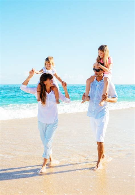 Glückliche Familie Auf Dem Strand Stockfoto Bild von strand familie